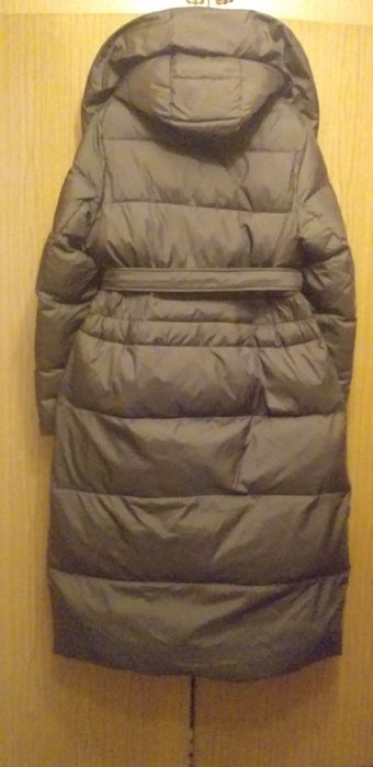 Зимний черный пуховик.