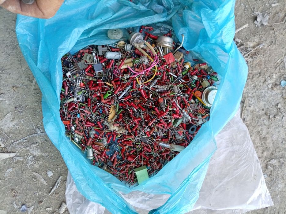 Прадам сотывые телефоны на запчасти