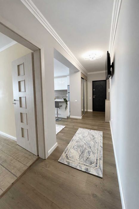 Proprietar, închiriez apartament 2 camere, etaj 1,loc parcare si balcon.