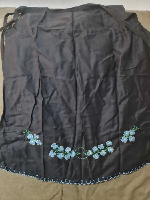 Автентични ръчно бродирани, сатенени престилки