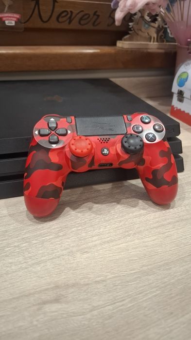 PlayStation 4 PRO 1TB +Два джойстика