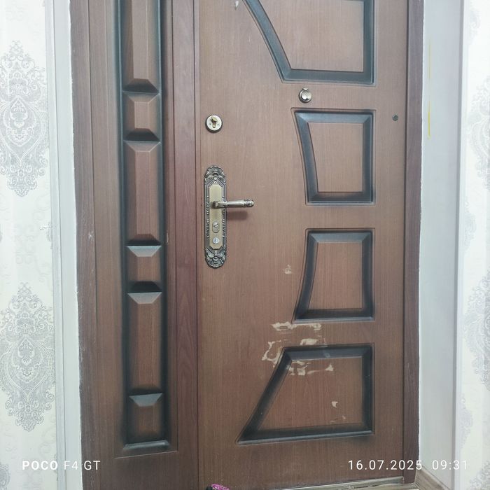 Двухсторонный входной дверь продается срочно