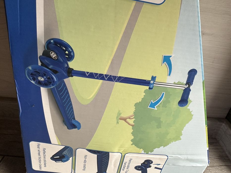 Нов скутер-триколка със светещи силиконови гуми