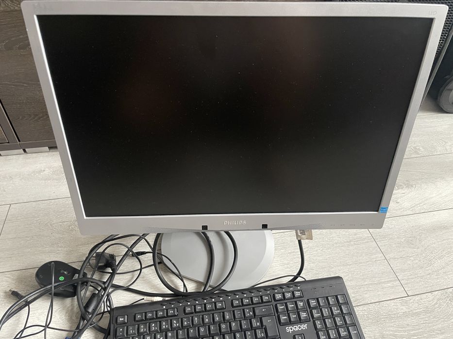 Monitor philips cu tastatura si mouse
