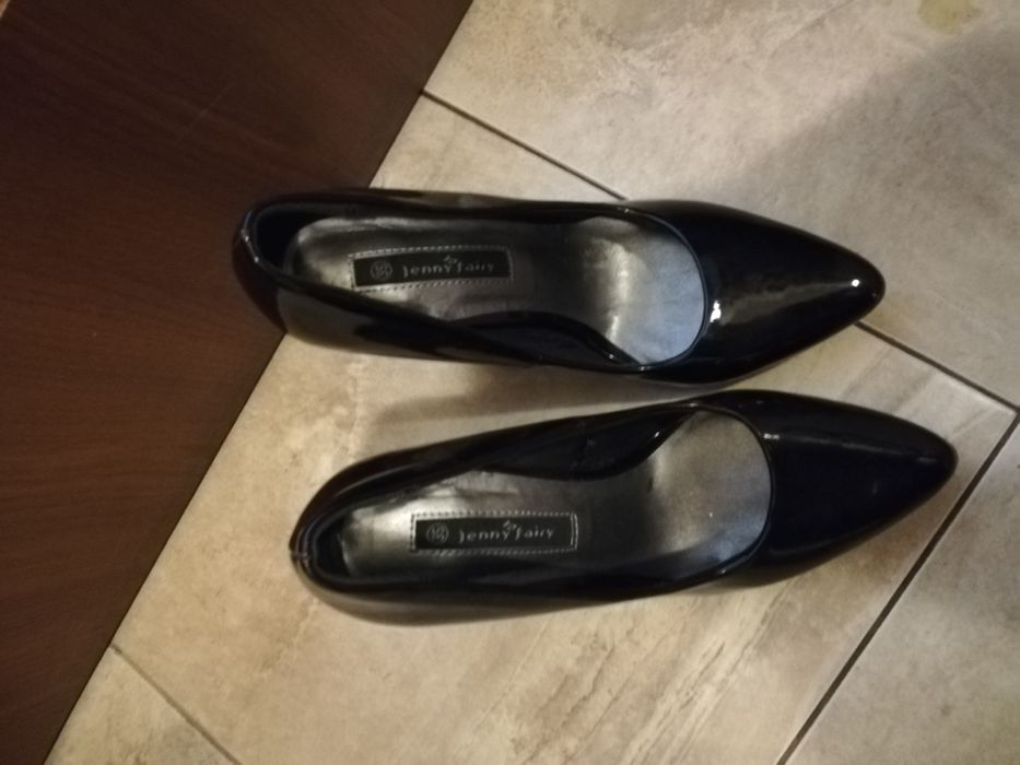 Черни качени обувки на ток