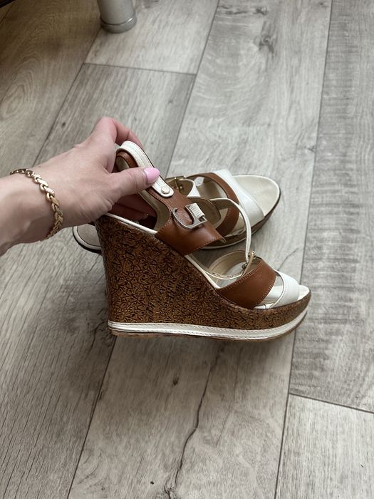 Босоножки 3000 тг.