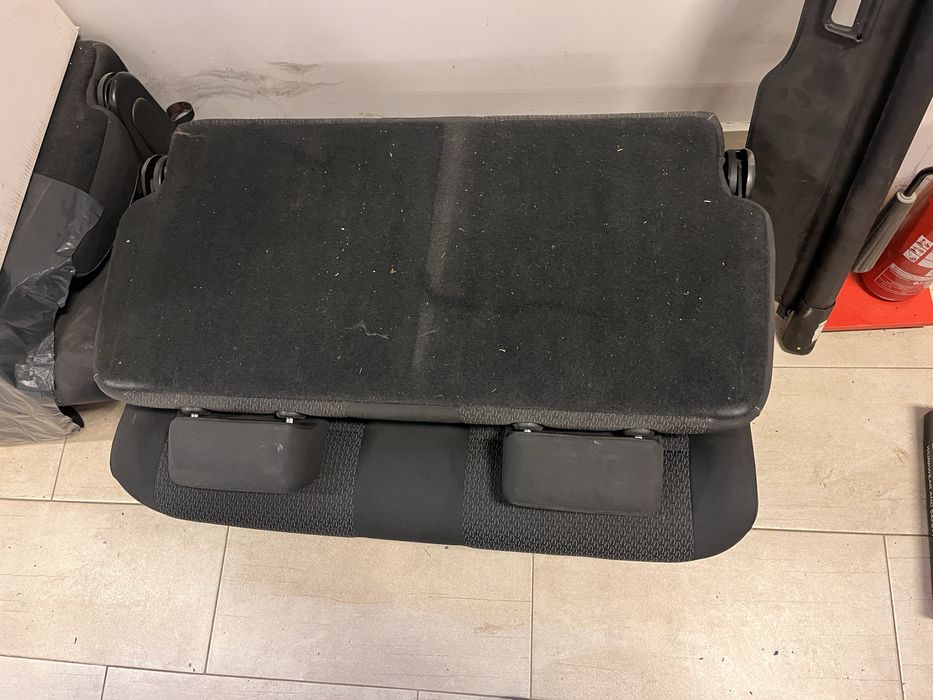 Трети ред седалка