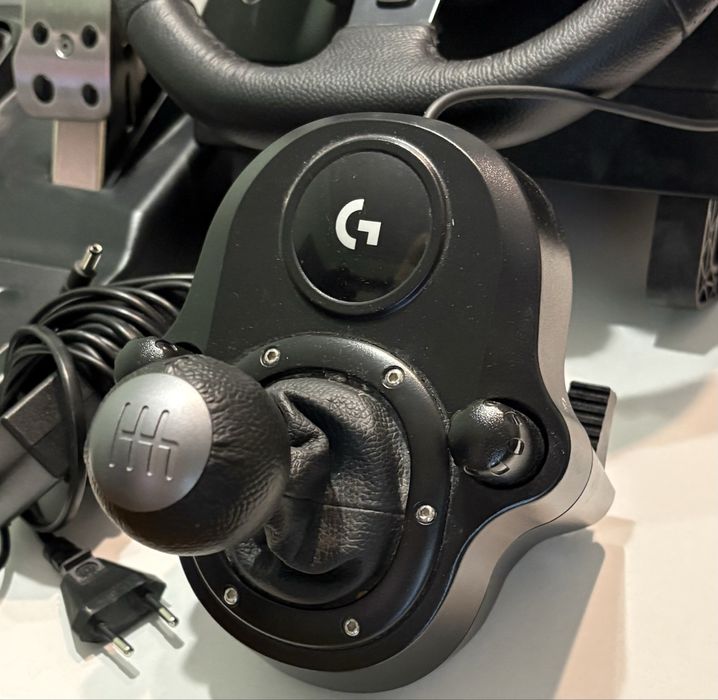 Logitech G29 Driving Force: волан + педали + ръчна скоростна кутия