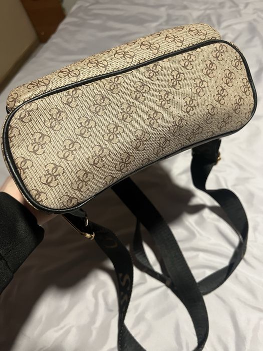 Удобна раничка Guess