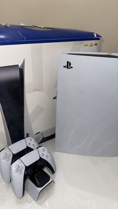 PlayStation 5 825GB + 2 джойстика + игры
