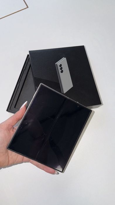Продавам Samsung Galaxy Z Fold 6