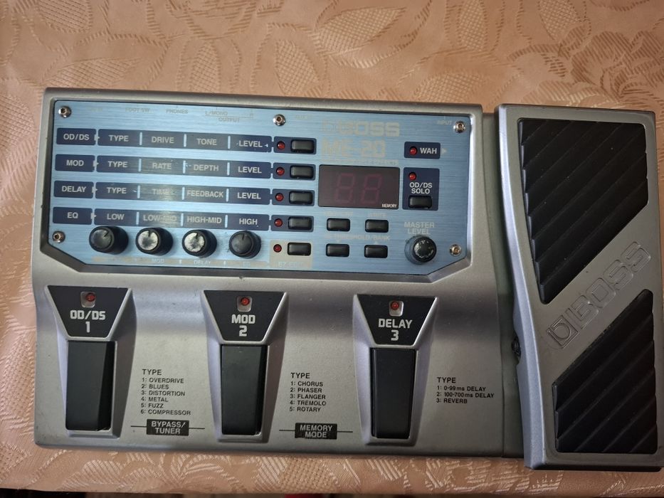 Vând procesor chitară electrică!