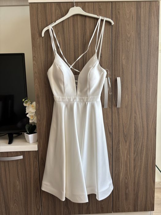 Чисто нова бяла рокля