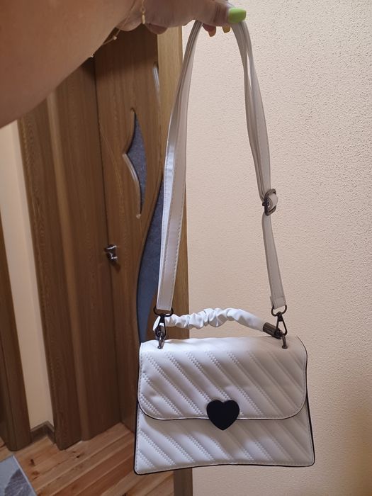 Малка дамска бяла чанта