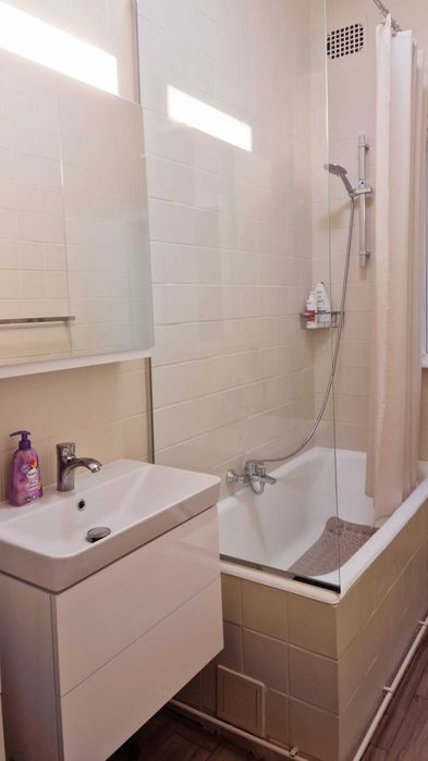 Inchiriez ultracentral apartament 2 camere si dining la parter de casa cu curte - loc de parcare inclus-  Bucuresti  zona Piata Muncii