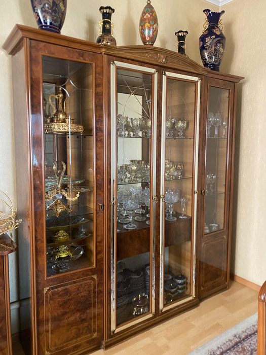 Горка, комод, стол +стуля