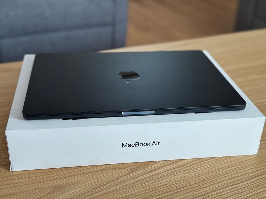 MacBook Air 15”  2023 cu procesor Apple M2, culoare Midnight