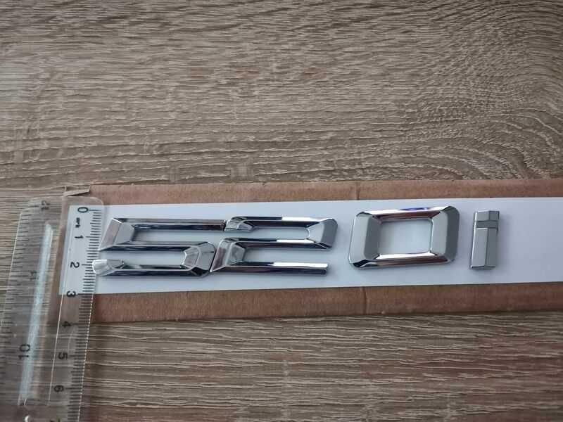 сребриста емблема BMW 520i