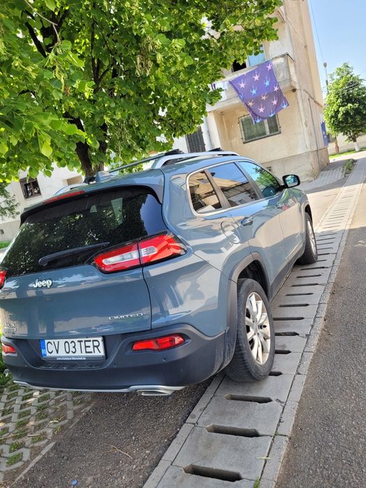 Vând Jeep Cherokee Limited