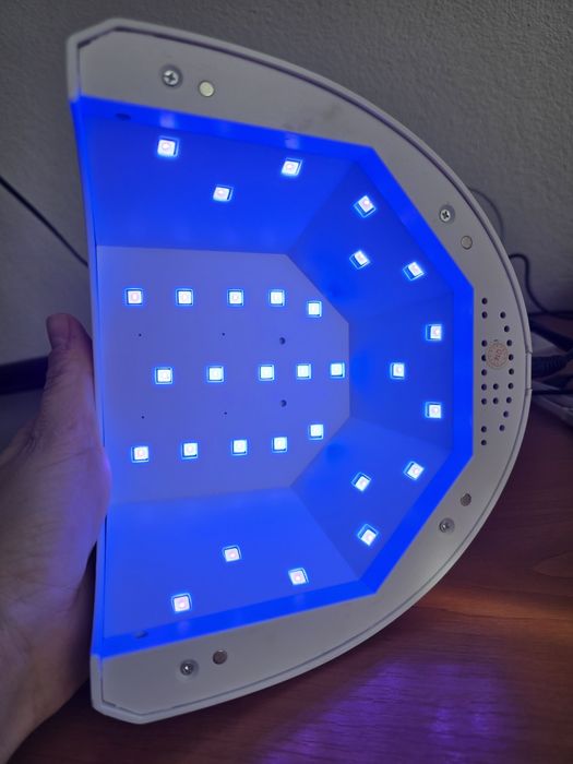 Vand lampa pentru unghii + 1 gel 30g de la NailsUp