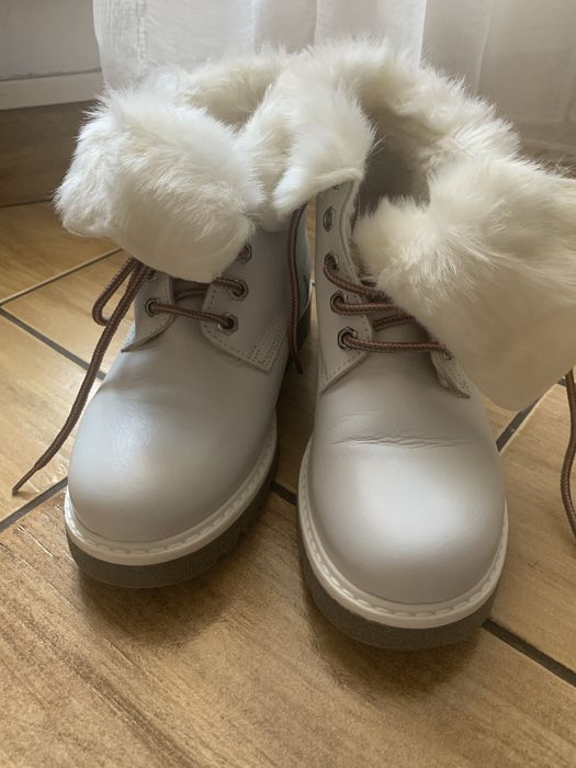 Ghete albe noi , din piele naturala  , imblanite , marine 35