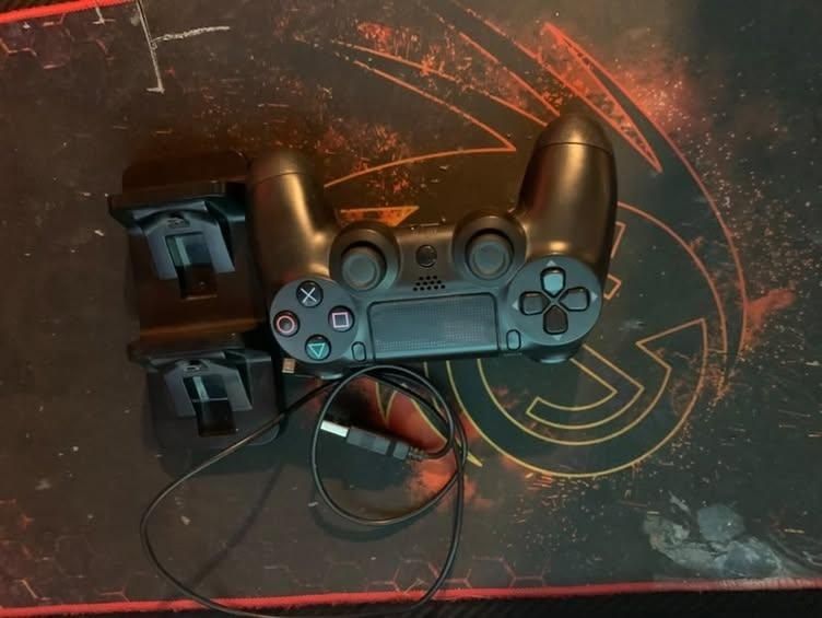 Controler ps4 cu statie