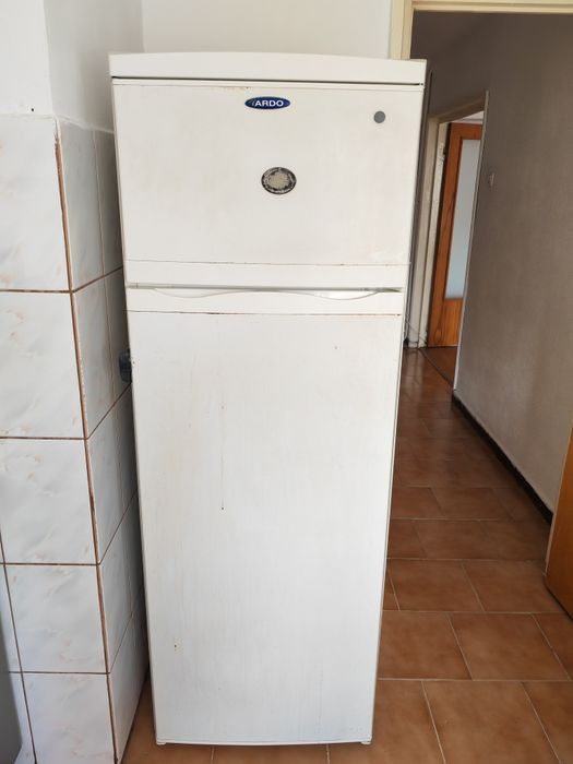 URGENT emigrez Dormitor dulap cu oglinzi si paturi  cu saltea sau separat, Biblioteca, Frigider mare ARDO