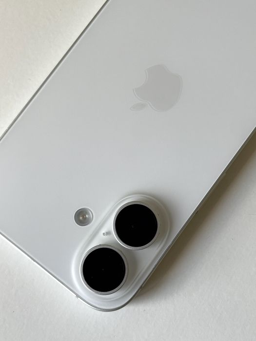 iPhone 16 / 256 GB / Alb / Stare excelentă + 6 huse