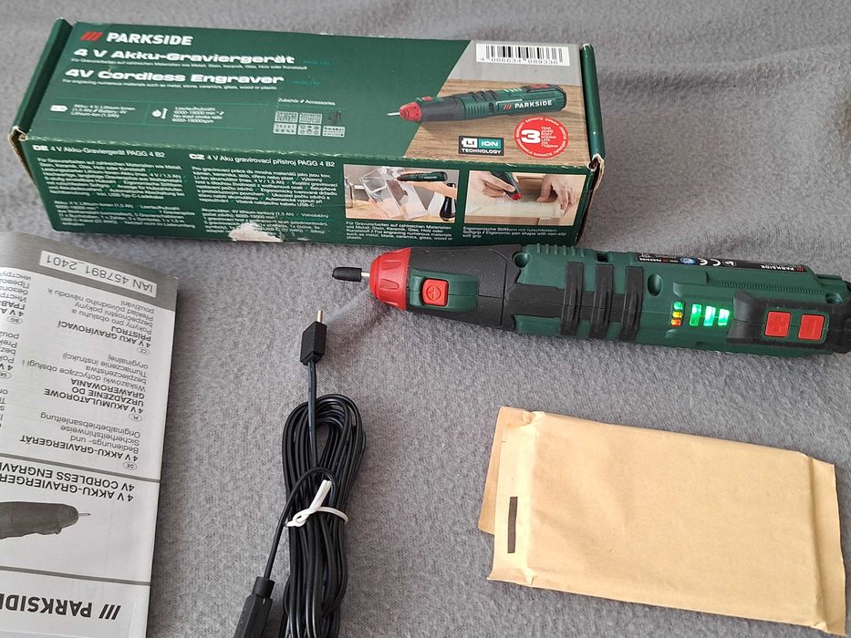Aparat de gravură Parkside (model PAGG 4 B2), pe acumulator, destinată gravării pe  materiale precum metal, piatră, ceramică, plastic, sticlă și lemn