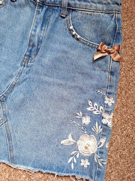 Fusta denim cu broderie si perlute aplicate fundite aurii