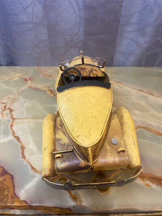 Метален ретро автомобил