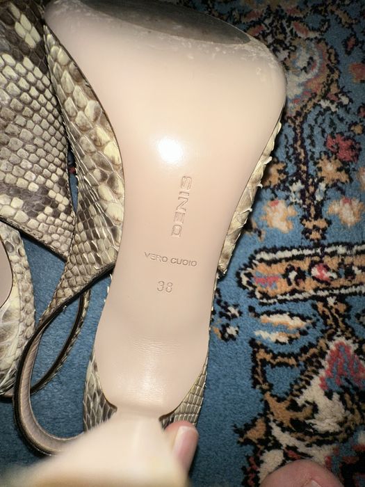 Pantofi decupati din piele de piton