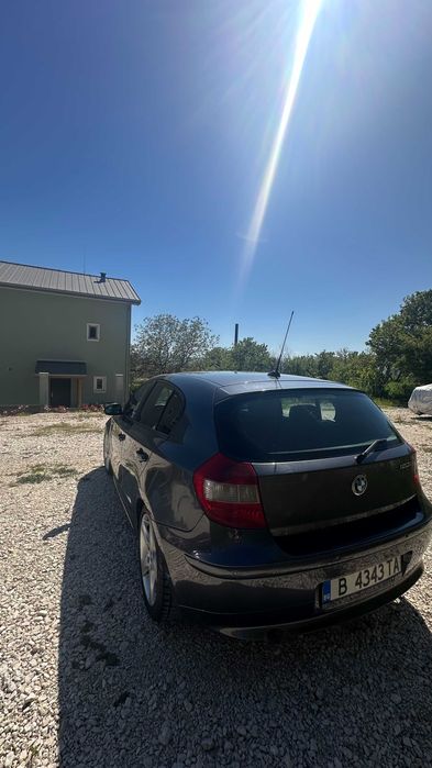 BMW 120 автомат. Колата е стегната, поддържана и постоянно в движение.