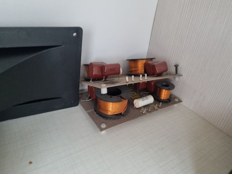 Vând boxe trebuie asamblate