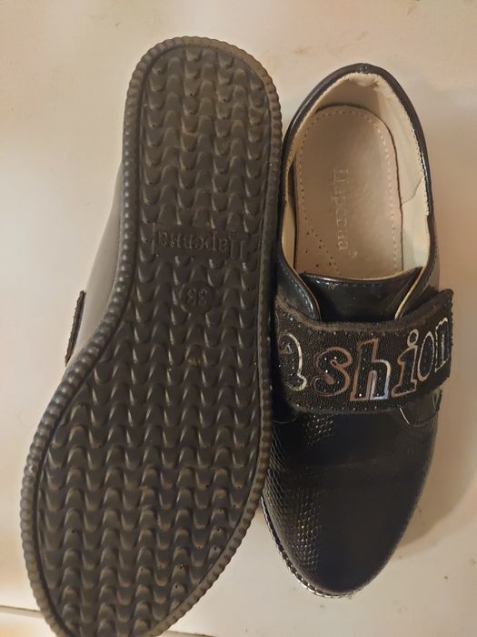 Продам детские кроссовки