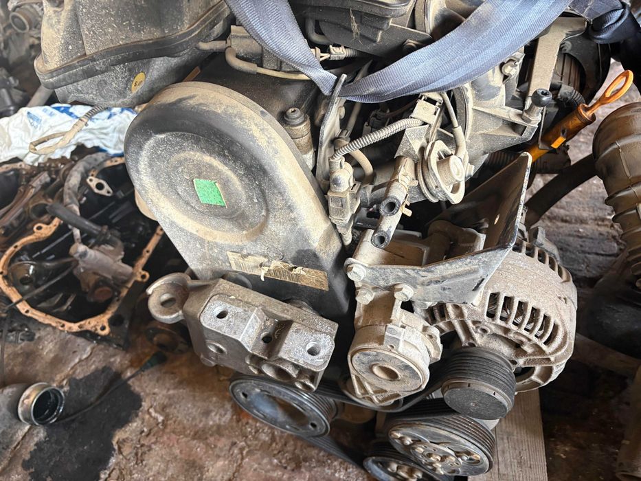 Двигател мотор audi a3 ауди а3 аву avu 1.6 бензин