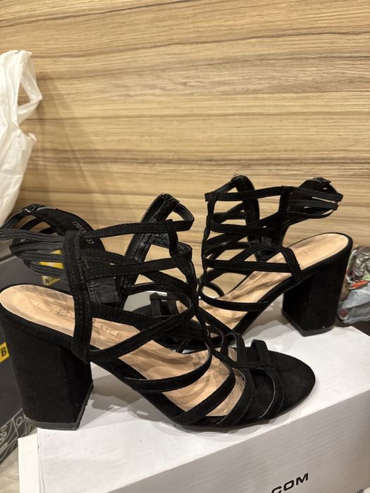 Черни велурени сандали с токче