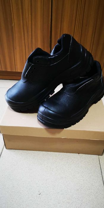 Работни обувки с бомбе НОВИ 42- номер