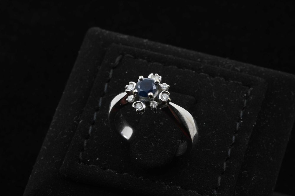 Златен Пръстен Бяло Злато 750 (18к) Сапфир и 8 диаманта, размер 48