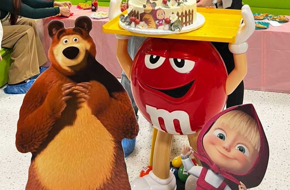 Картонени фигури на Маша и Мечока