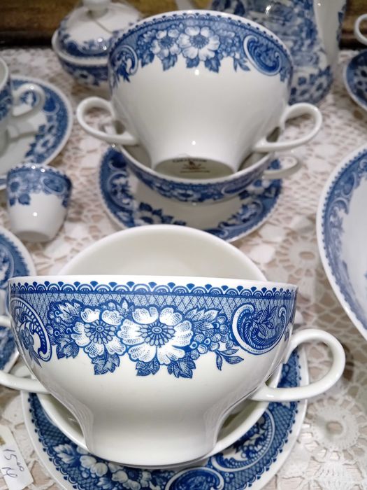 Сервизи за хранене и кафе.