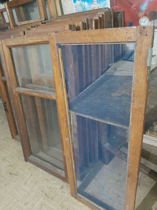 Продаются рамы деревянные с откосами и металлическими решетками