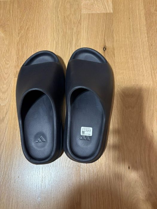 Yeezy slides (Adidas)