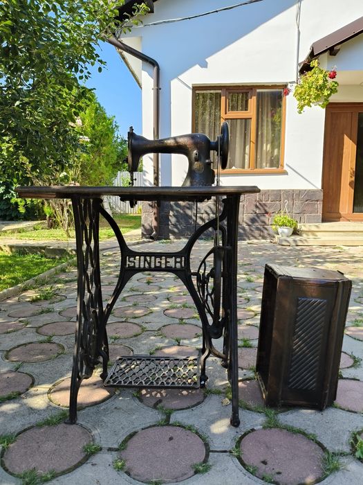 Piesă de Colecție SINGER (mașină de cusut vintage)  Masă din Fontă și Lemn Masiv (Ideal Design Interior)