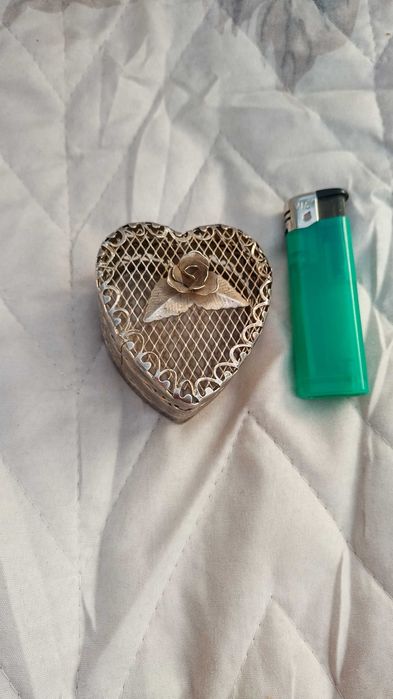 Шевна машина Finesse 834 и кутийка сърчице с рози