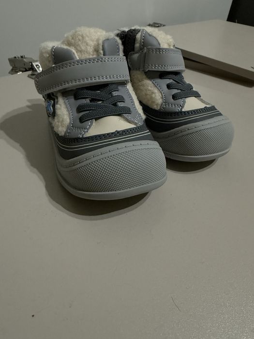 Продам крассовки детские теплые