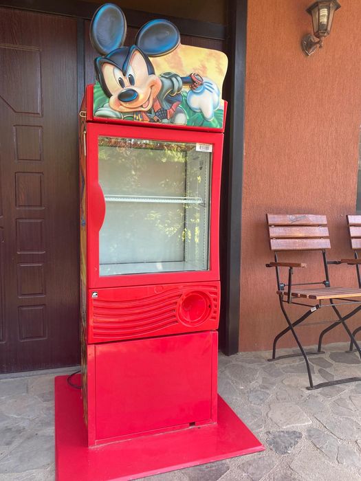 Frigidere vitrina una cu spatiu depozitare