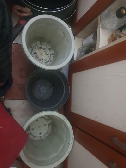 Ghivece de flori mai mari si un cos plastic pentru gunoi