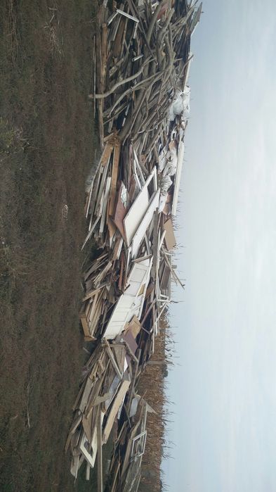 Vindem lemne pentru foc din demolări