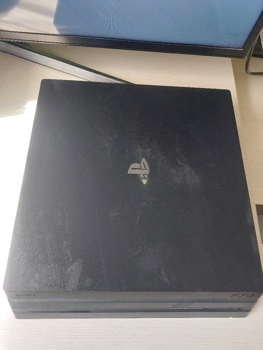 Ps4 pro, 2 контролера и 8 допълнителни игри